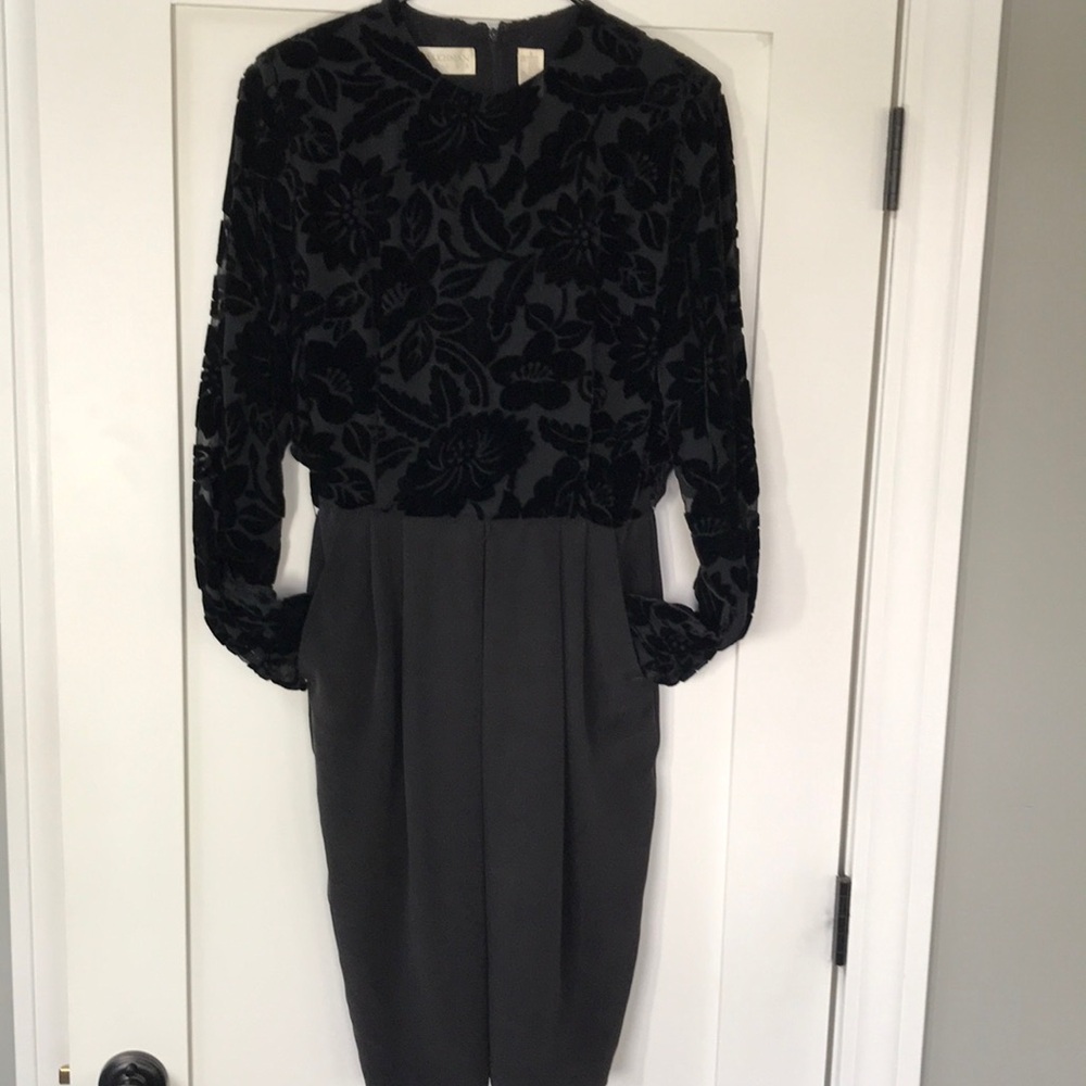 Silk and velvet black dressy Dana Buchman pocket dress size 4-6 with back slit